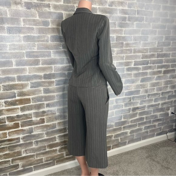 2 Piece Suit Single Breasted Blazer with Culottes Grey Pinstripe Size 9 - Picture 6 of 16